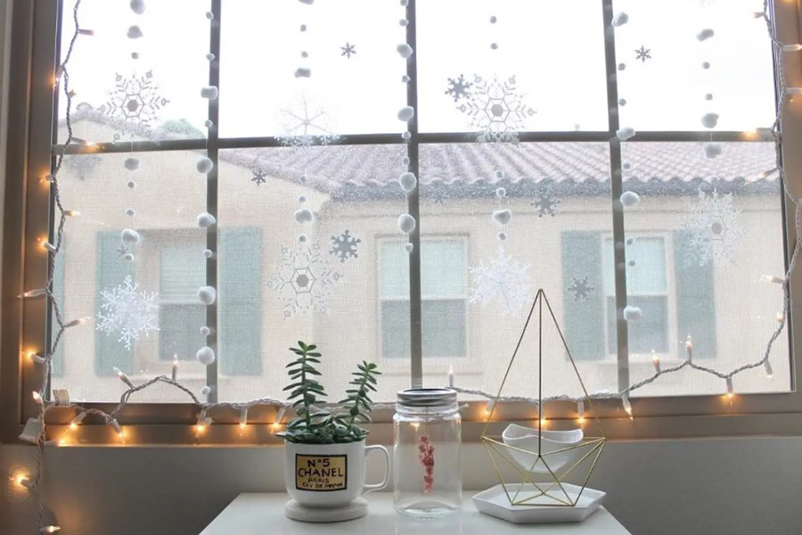 Khung cửa sổ Noel bày trí đơn giản.
