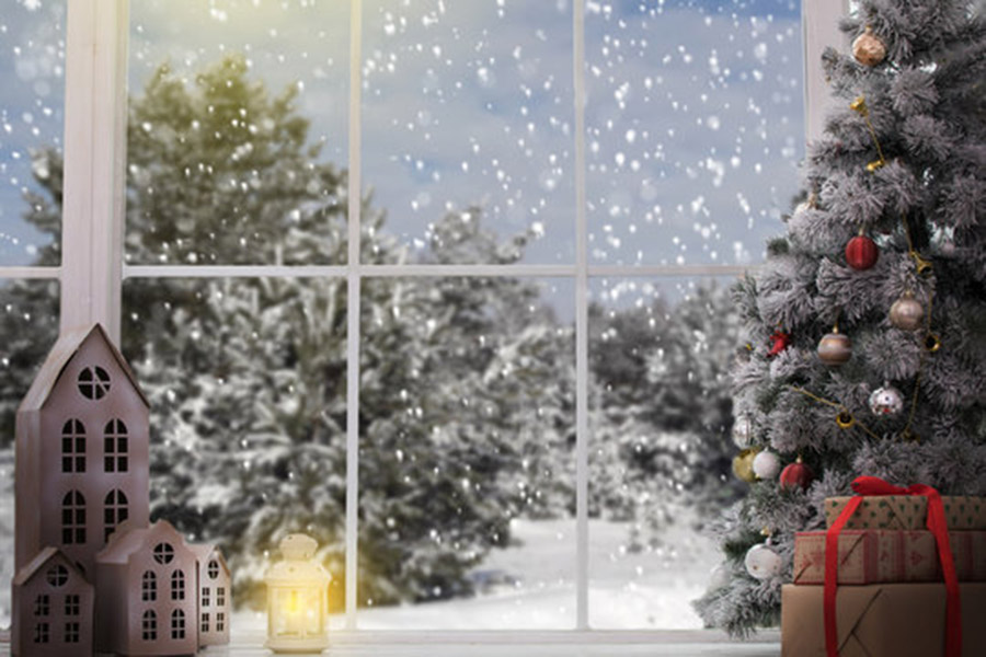 Mẫu trang trí cửa sổ đơn giản với phụ kiện Giáng Sinh.