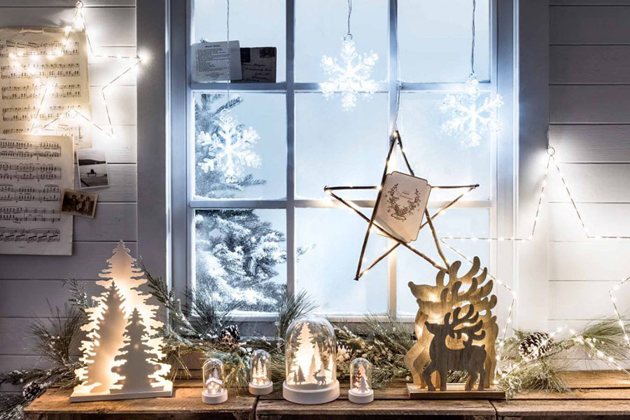 Trang trí cửa sổ Noel bằng các loại mô hình gắn đèn led.