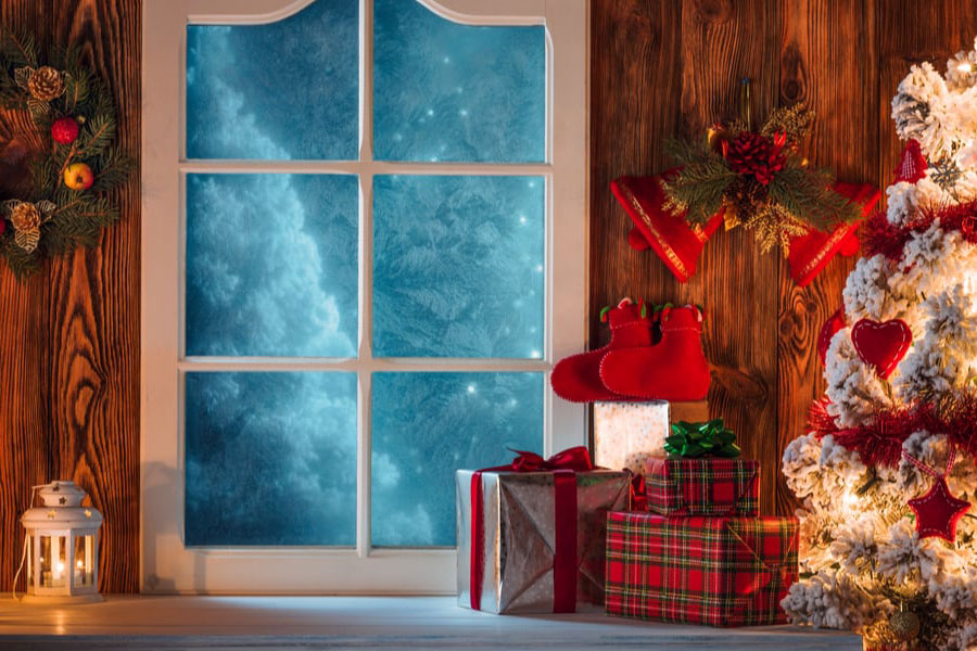Mẫu decor cửa sổ bằng đồ trang trí Giáng Sinh.