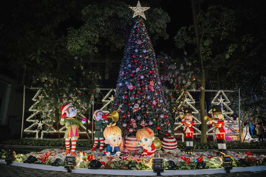 Phối cảnh trang trí Noel ngoài trời với cây thông lộng lẫy cùng các hình họa nhân vật bắt mắt.