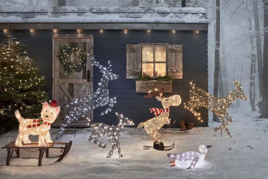 Mẫu trang trí Giáng Sinh ngoài trời với đàn hươu lấp lánh ánh đèn.