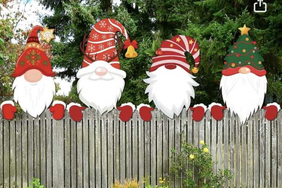Mẫu trang trí Giáng Sinh ngoài trời độc đáo với hoạt tiết ông Noel được gắn bên hàng cửa rào.
