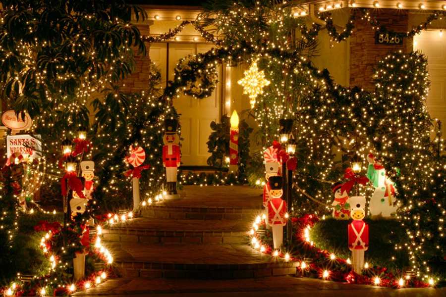 Mẫu trang trí Giáng Sinh ngoài trời dành cho những gia đình thích sử dụng nhiều đèn led lấp lánh.