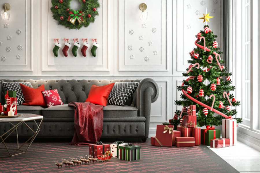 Bên cạnh cây thông Noel, bạn có thể đặt thêm một vài chiếc gối Giáng Sinh lên ghế ngồi tại khu vực tiếp khách.