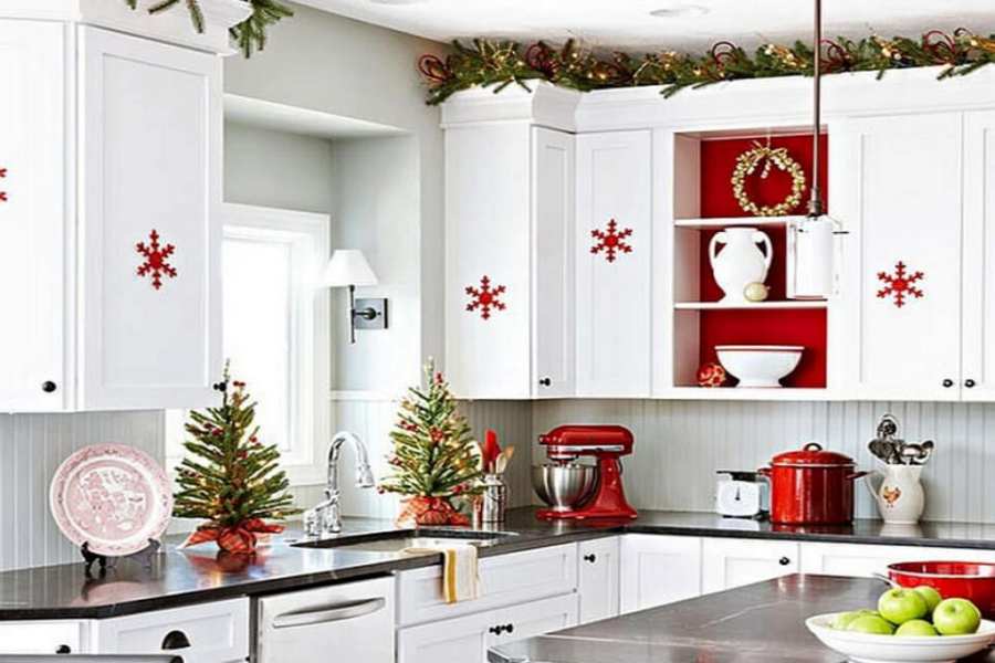 Bạn có thể đặt thêm một số cây thông mini và treo các phụ kiện trang trí quanh khu vực nấu ăn để làm tăng không khí Giáng Sinh.