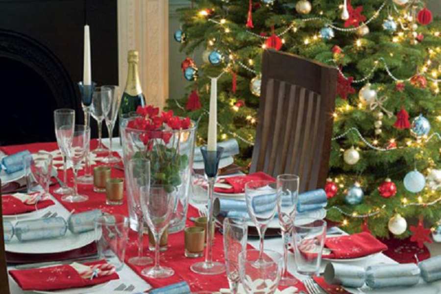 Trang trí bàn ăn Giáng Sinh với tấm trải bàn màu đỏ cũng góp phần tạo cảm giác ngon miệng và bắt mắt hơn.