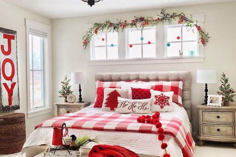 Ý tưởng trang trí Giáng Sinh đơn giản với bộ ga giường màu đỏ và vòng hoa đầu giường ấn tượng.