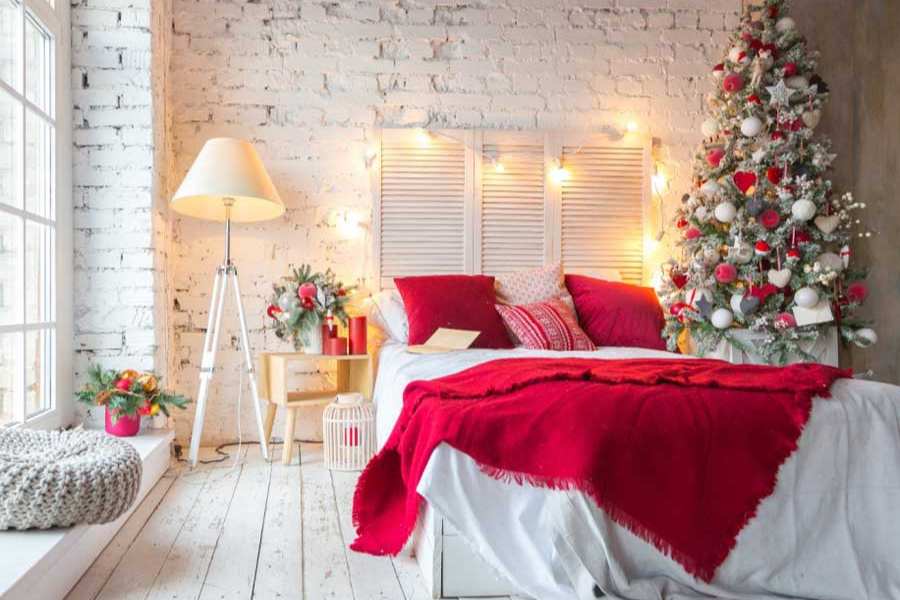 Ý tưởng trang trí phòng ngủ vào Noel dành cho những không gian có diện tích hạn chế.