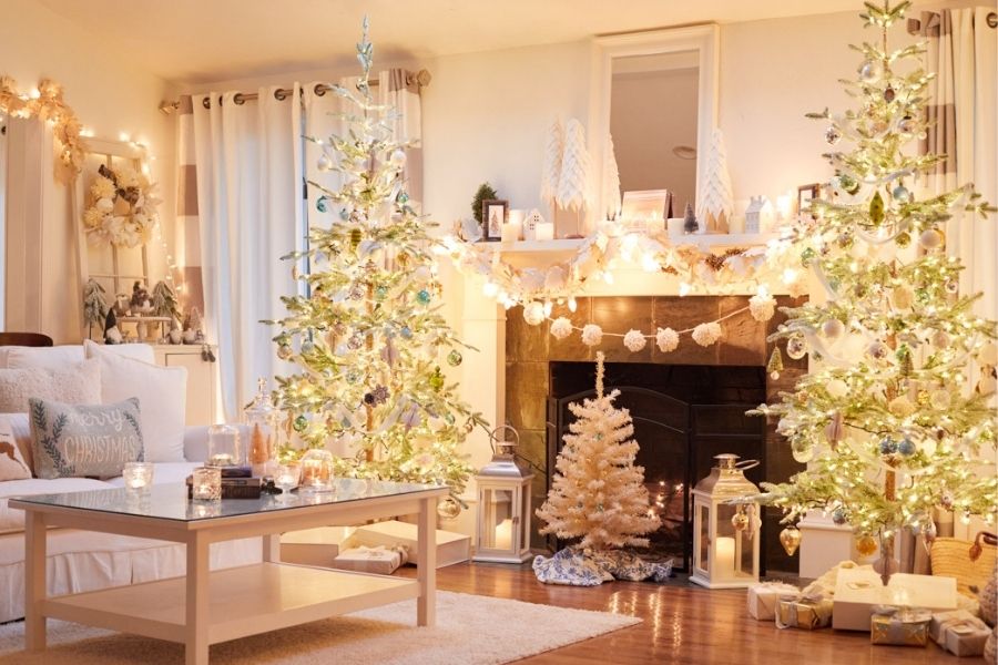 Sự tươi sáng và vui vẻ là một phong cách trang trí phòng khách phù hợp với ngày Noel.