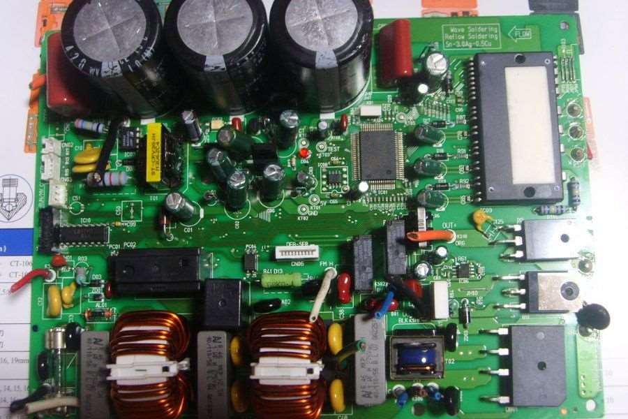 Board máy lạnh là bộ phận kết nối tín hiệu giữa các linh kiện, remote giúp máy hoạt động trơn tru.