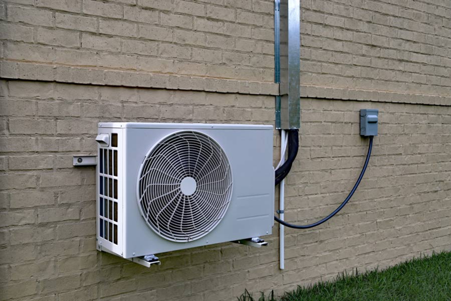 Cục nóng máy lạnh treo tường thường nhỏ và nhẹ hơn cục nóng các loại máy lạnh khác.