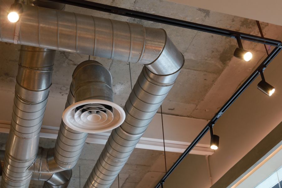 Hệ thống điều hòa âm trần nối ống gió thường sử dụng cho không gian phòng rộng lớn.