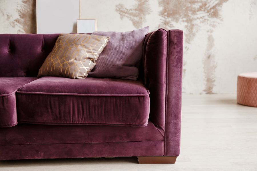 Ghế sofa làm từ vải nhung sang trọng.