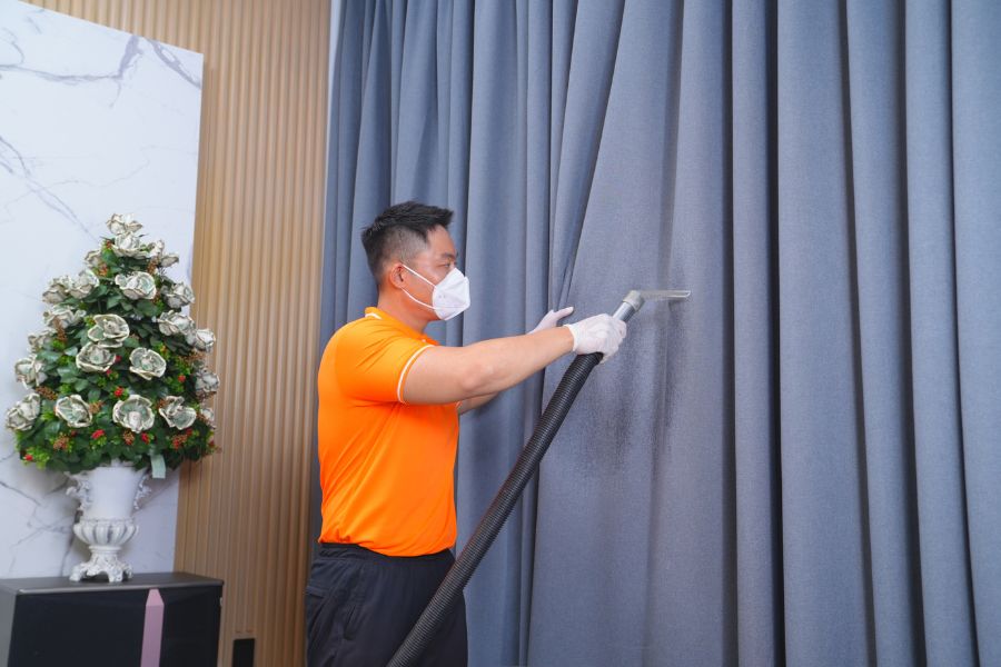 Sử dụng máy hút bụi công nghiệp để làm sạch bề mặt rèm cửa.