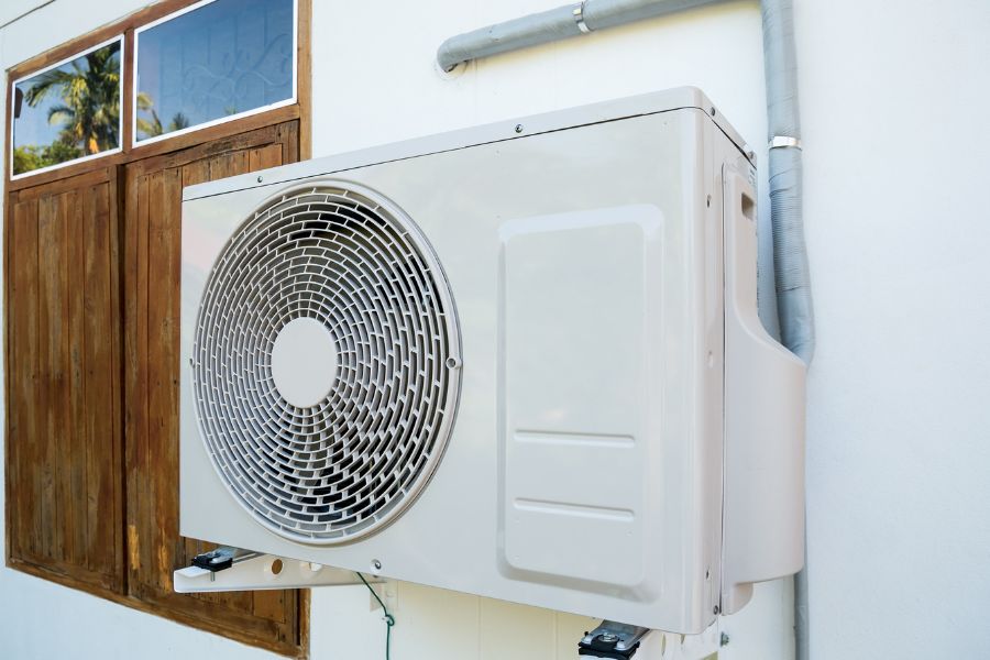 Dàn nóng máy lạnh đảm nhiệm vai trò đưa khí nóng ra ngoài.