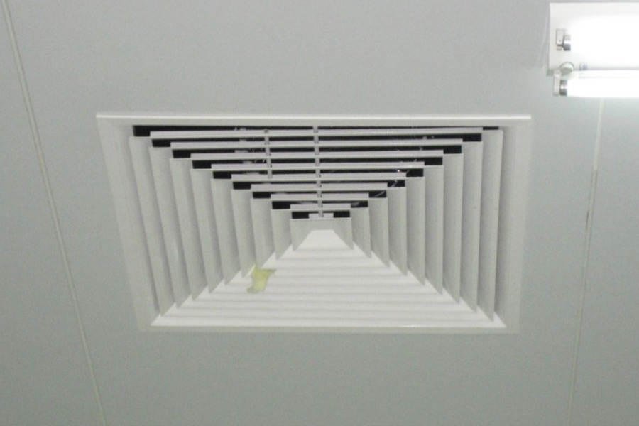 Đây là loại miệng gió điều hòa được lắp đặt vào trần nhà để tỏa đều hơi lạnh.