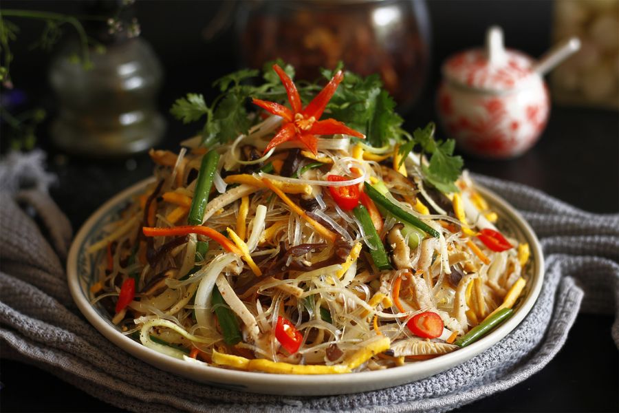 Miến xào thập cẩm là một món ăn phổ biến trong ẩm thực Việt Nam.