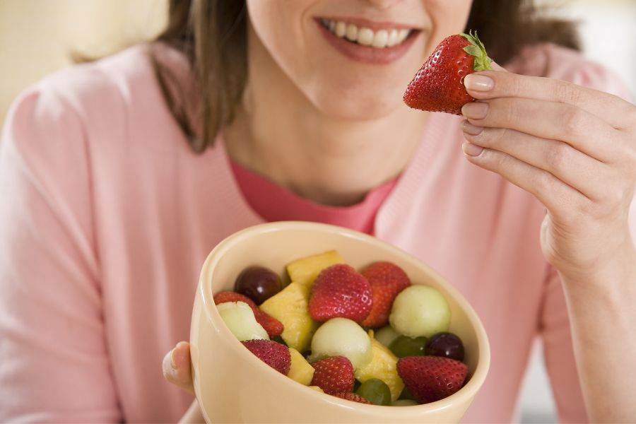Nên ăn trái cây cách bữa ăn khoảng 1 - 2 tiếng để tăng cường hiệu quả hấp thu canxi, vitamin.