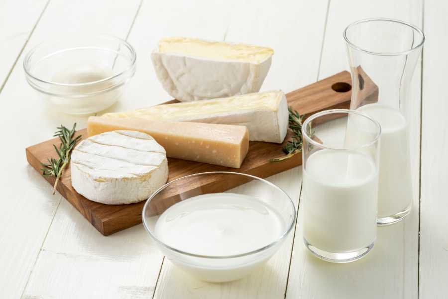 Sữa và cá sản phẩm từ sữa giúp xây dựng mô tế bào làm da trẻ trắng hồng.
