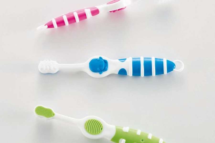 Bàn chải đánh răng cho bé KUKU KU1127 làm từ nhựa cao cấp.