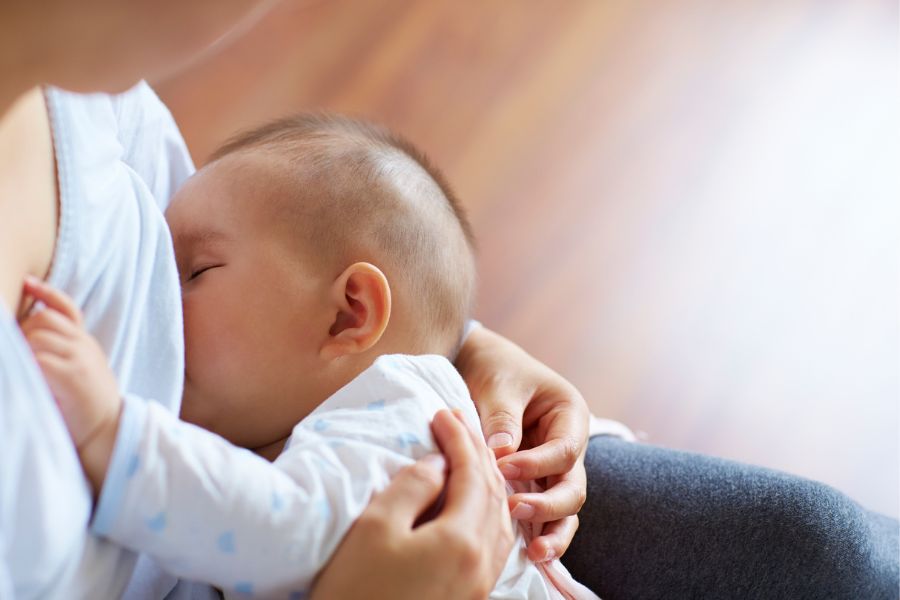 Trẻ dưới 6 tháng có thể bú sữa mẹ để phòng ngừa tiêu chảy.