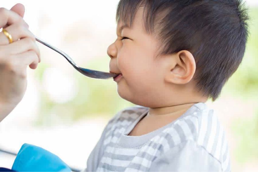 Trẻ mắc tiêu chảy nên được cho ăn uống đầy đủ và ăn đồ ăn mềm.