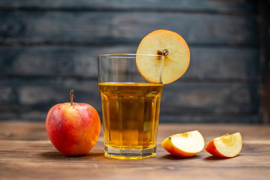Bé bị tiêu chảy nên được cho ăn táo hoặc uống nước ép táo.