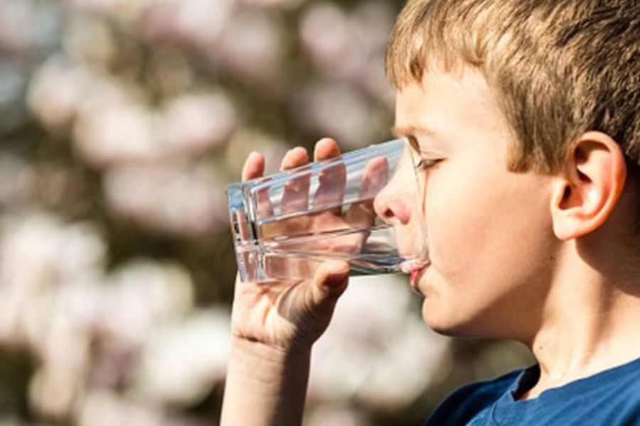 Trẻ bị tiêu chảy cần uống nước để bổ sung lượng nước đã mất.