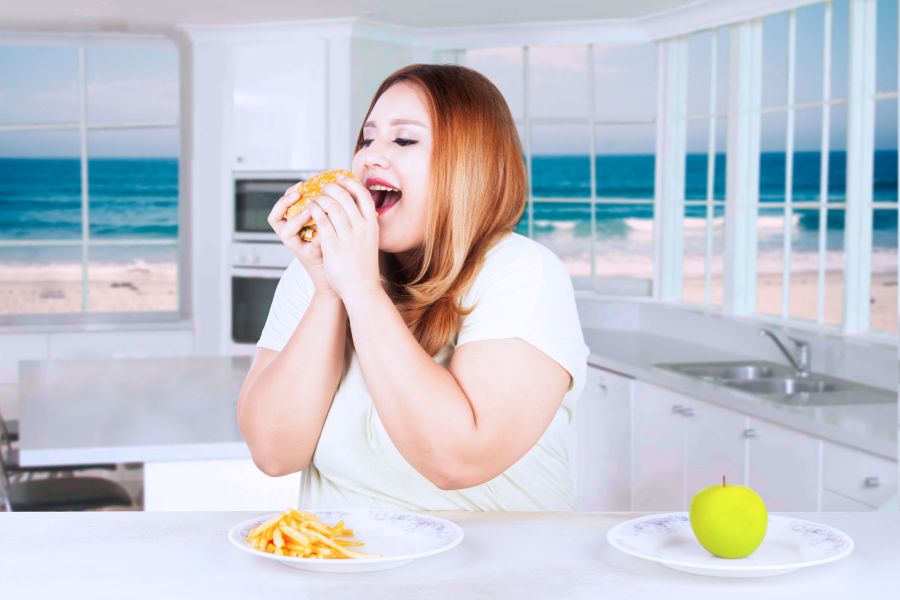Thức ăn nhanh chứa nhiều dầu mỡ nên khi ăn nhiều sẽ làm tăng cân, tăng nguy cơ béo phì.