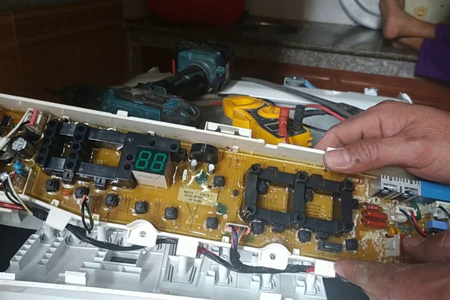 Bo mạch điều khiển bị hỏng làm máy giặt Toshiba báo lỗi E4.
