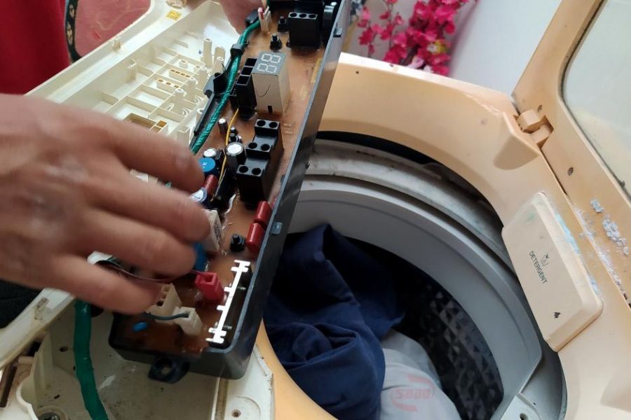 Bo mạch điều khiển giúp máy giặt hoạt động ổn định, nhưng xuất hiện lỗi E2 cũng có thể nguyên nhân do bo mạch điều khiển bị hư.