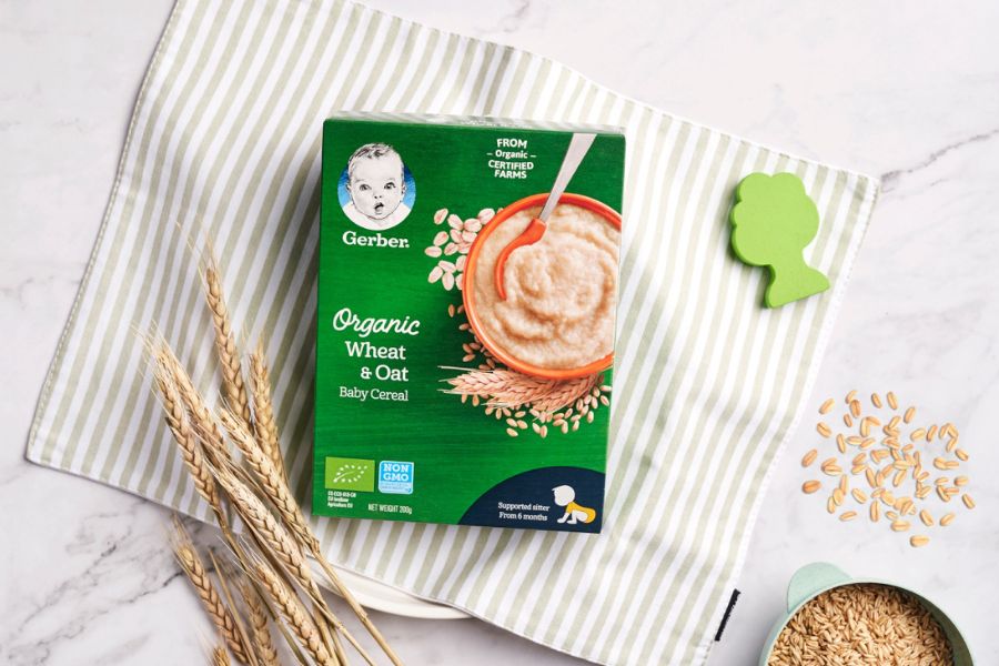 Bột ăn dặm Gerber Organic có hộp màu xanh lá bắt mắt, phù hợp cho trẻ từ 6 tháng tuổi trở đi.