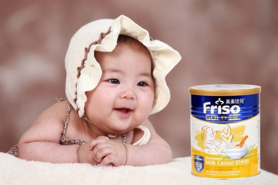Bột ăn dặm ngũ cốc gạo sữa Friso Gold được làm từ gạo, ngũ cốc và sữa bột gầy cho hương vị thơm ngon, dễ ăn.