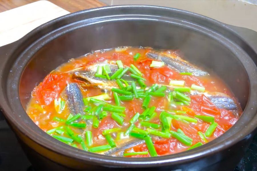 Cá nục khô sốt cà chua với nước sốt đậm đà sẽ giúp bữa cơm thêm hấp dẫn.