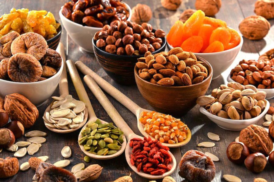 Các loại hạt như hạt bí, hạt óc chó, hạt hướng dương… là những loại hạt giàu chất dinh dưỡng.