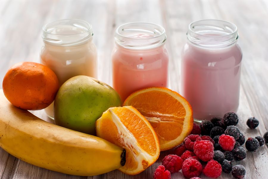 Các loại nước ép, sinh tô làm từ trái cây rất mát và giàu Vitamin, khoáng chất giúp bé hấp thụ tốt hơn.