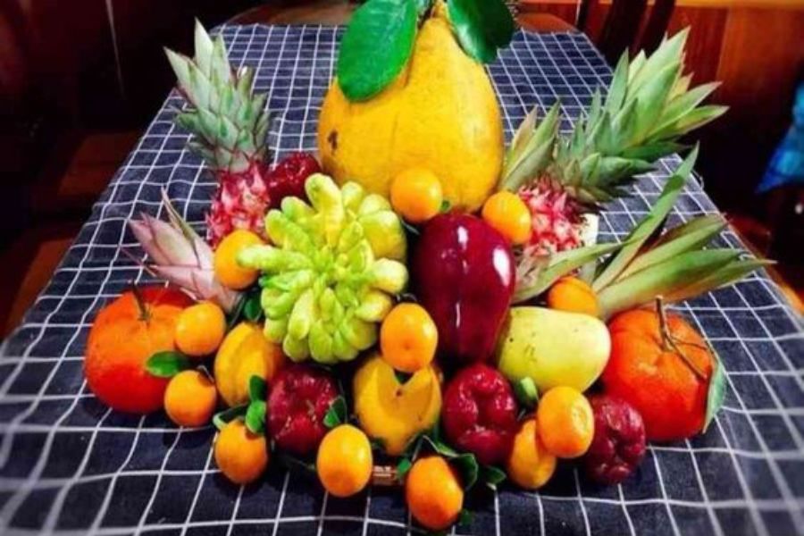 Trong một số trường hợp, bạn có thể đặt trái cây trực tiếp lên bàn để trang trí để bố cục được hài hoà và cân đối.