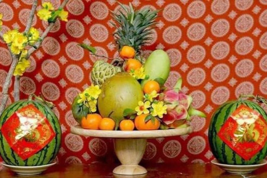 Mâm trái cây đơn giản nhưng đủ các loại quả cần thiết trên bàn thờ cũng là lựa chọn hợp lí đối với những ai bận rộn.