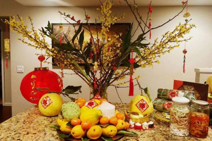 Lựa chọn những loại quả có cùng màu sắc như vàng, đỏ, xanh,... để bày trí cũng mang đến nhiều may mắn cho gia chủ trong năm mới.