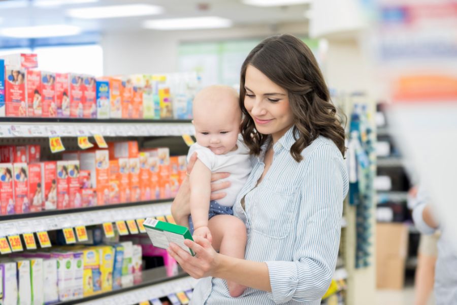Để đảm bảo sức khỏe cho bé các mẹ nên lựa chọn mua váng sữa từ những thương hiệu uy tín.