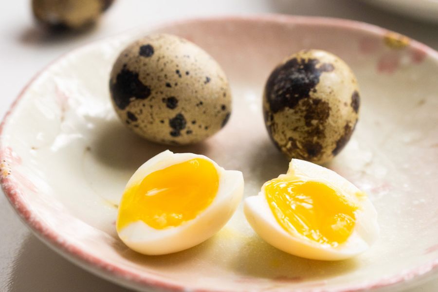 Để có trứng lòng đào bạn chỉ cần luộc trứng trong nước sôi từ 1 - 1,5 phút.