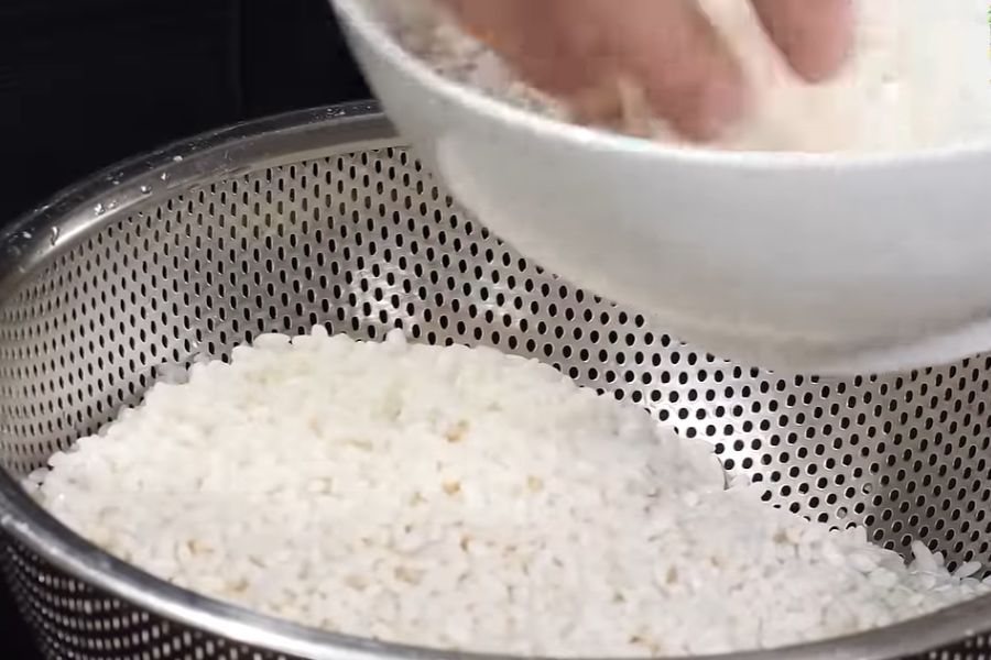 Sau khi ngâm gạo nếp cần rửa sạch lại 1 lần với nước.