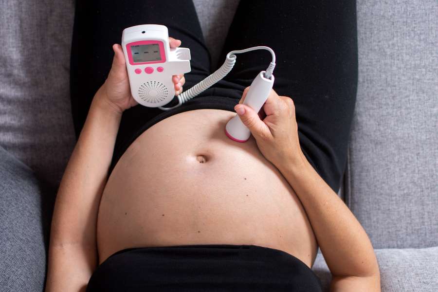 Mẹ nên thường xuyên kiểm tra nhịp tim của thai nhi để đảm bảo con phát triển tốt.