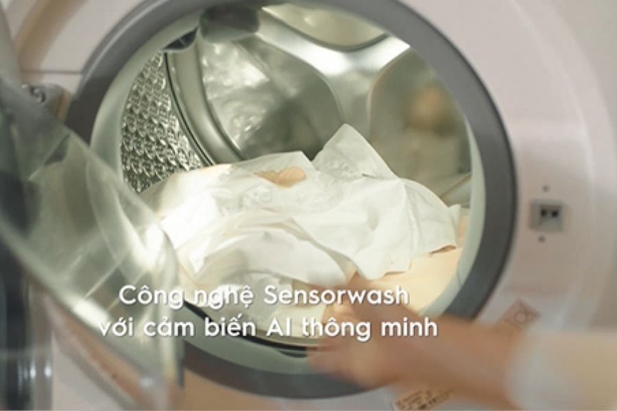 Máy giặt Electrolux UltimateCare được trang bị cảm biến AI có thể loại bỏ đến 49 loại vết bẩn khác nhau.