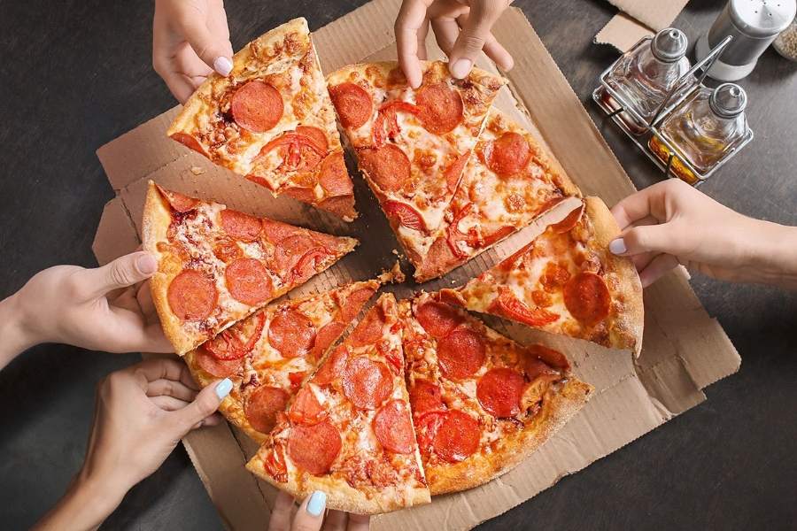 Chia pizza thành các phần ăn nhỏ.