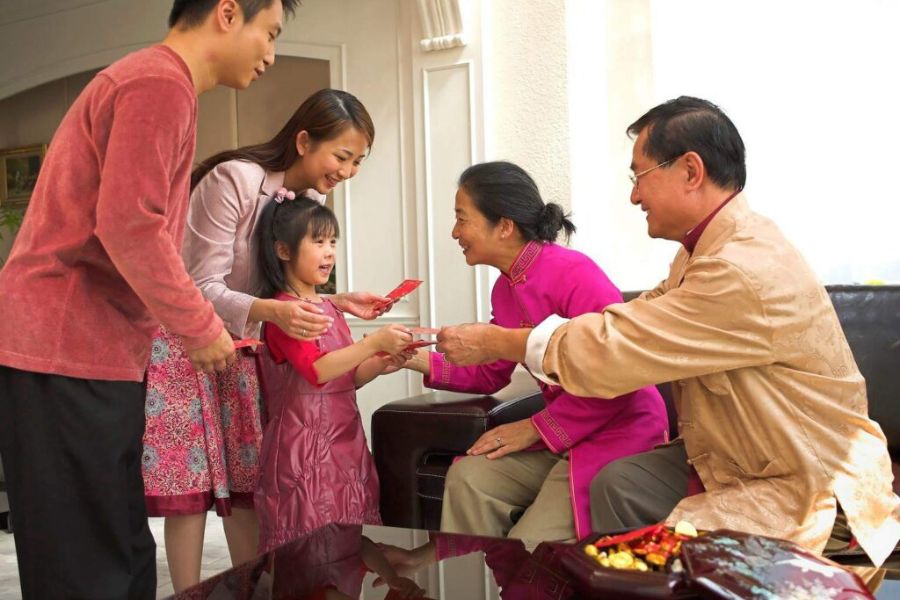 Chúc Tết, mừng tuổi và lì xì là những phong tục không thể thiếu những ngày xuân.