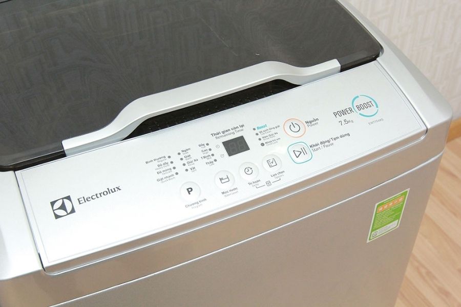 Công nghệ Power Boost giúp ngâm quần áo để nước giặt thấm sâu vào từng sợi vải.