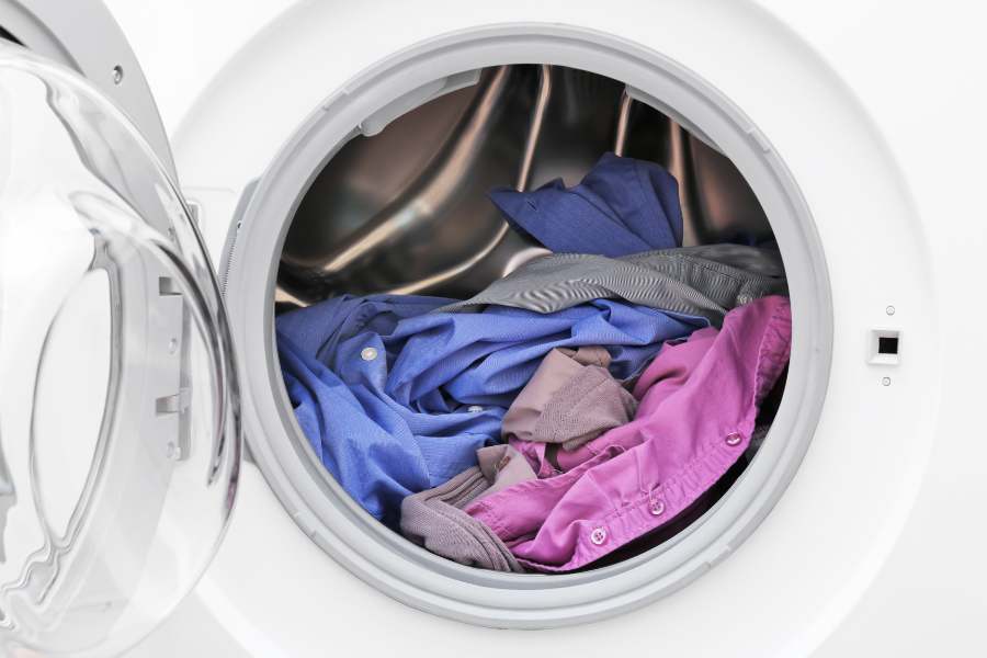 Hai dòng nước phát ra từ phía trên lồng giặt, giúp hòa tan bột giặt một cách dễ dàng.