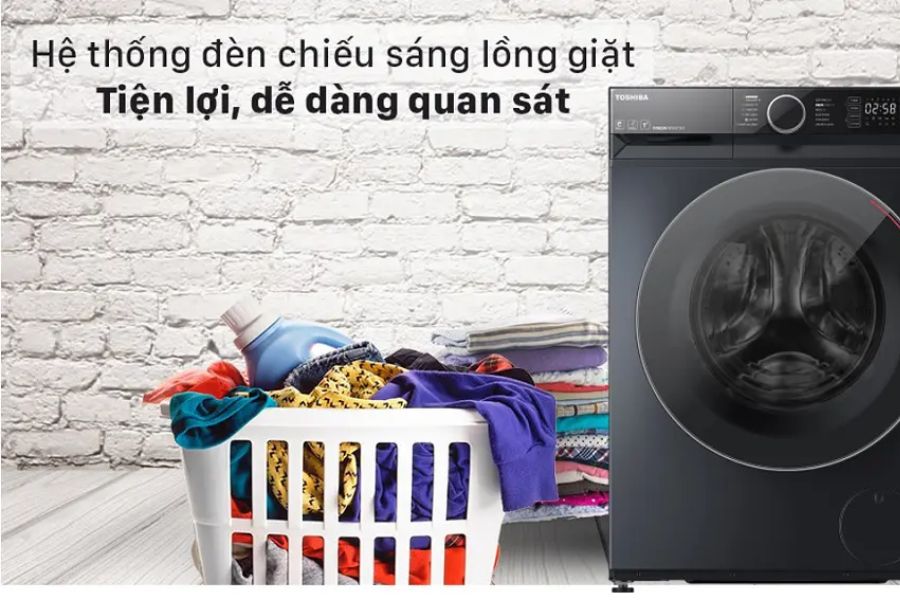 Máy giặt Toshiba mới có đèn bên trong lồng giặt, giúp việc quan sát và phân loại đồ giặt trở nên dễ dàng hơn.
